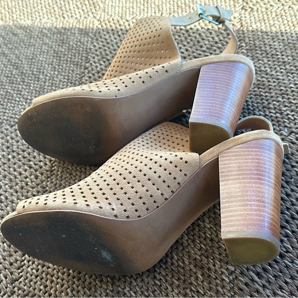 Tahari Margaret 2 Camel Suede Cut Out Peep Toe Slingback Block Heels Womens 10 - Picture 11 of 13